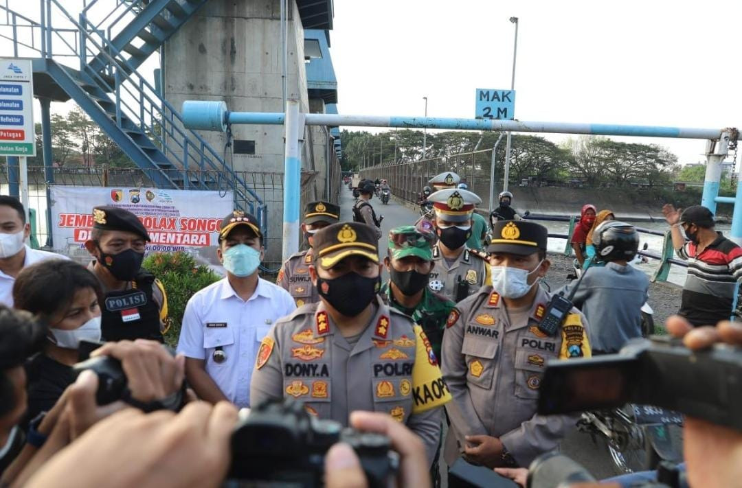Kapolres Mojokerto AKBP Dony Alexander saat diwawancarai wartawan di Jembatan Rolak Songo Kecamatan Mojoanyar.(Foto: Deni Lukmantara/Ngopibareng.id)