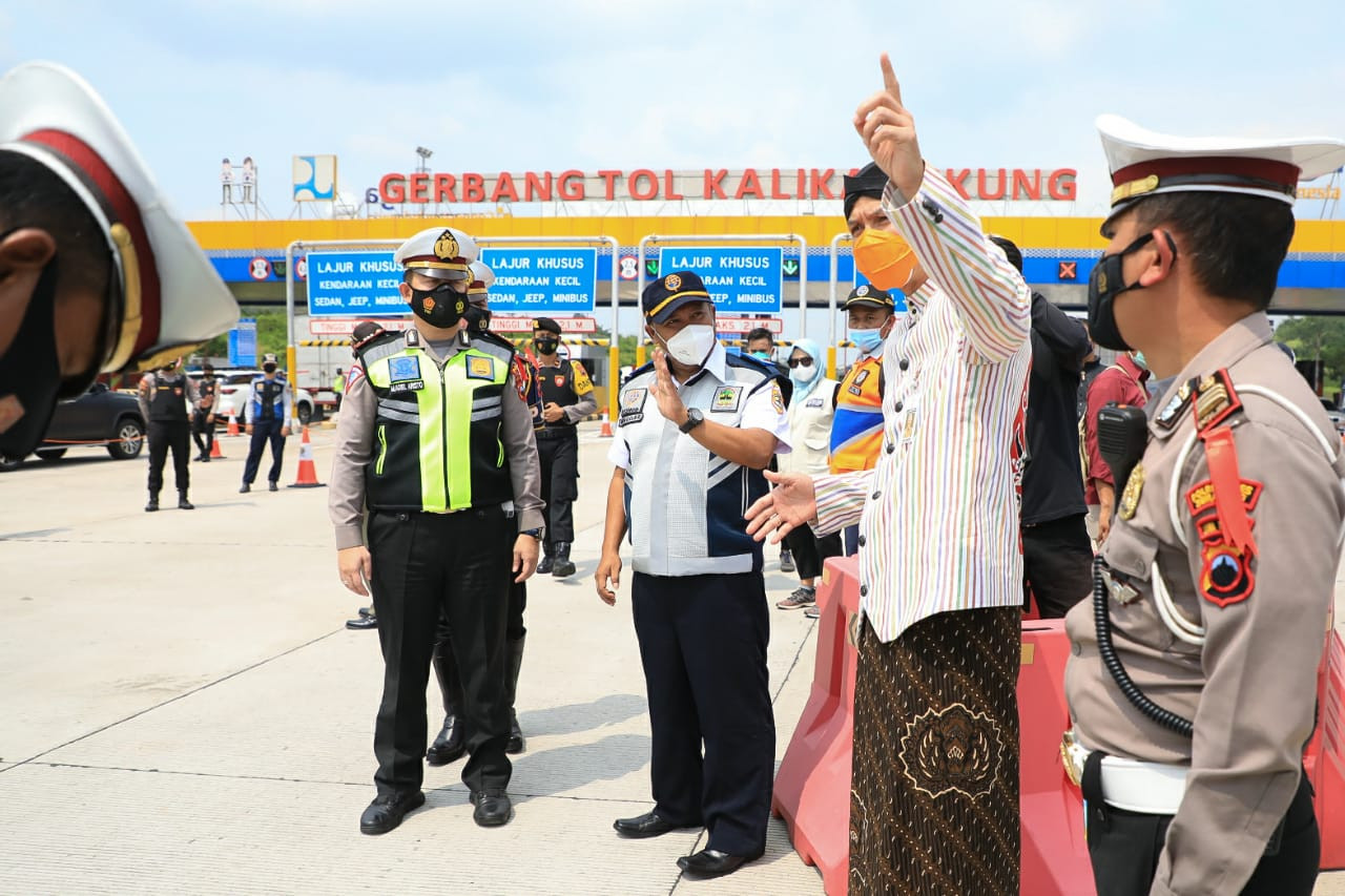 Ganjar sidak penyekatan di Gerbang Tol Kalikangkung Semarang. (Foto: Dok Jateng)