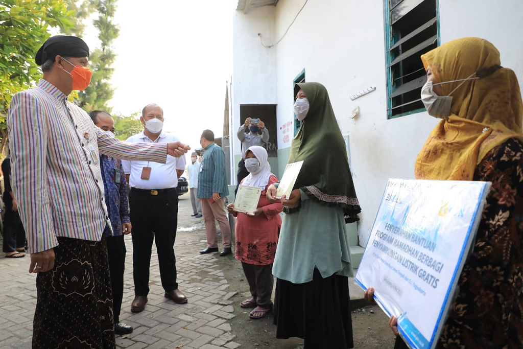 Gubernur Jawa Tengah saat membagikan sambungan listrik gratis kepada warganya. (Foto: Istimewa)