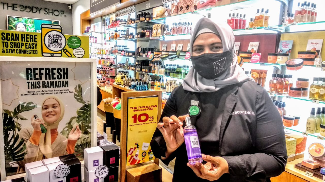 Akhirul Musyawaroh, Store Manager The Body Shop Ciputra World saat menunjukkan salah satu koleksi produk Body Mist (Foto: Mutqiyyah Rizqi/Ngopibareng.id)