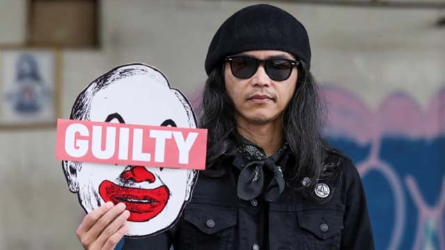 Fahmi Reza, ditangkap polisi Malaysia karena mengolok-olok ratunya. Fahmi Reza tahun 2015 juga ditangkap polisi karena membuat topeng badut dengan wajah PM ketika itu, Najib Razak seperti yang dipegangnya dalam foto di atas. (Foto:Reuters/AlJazeera)