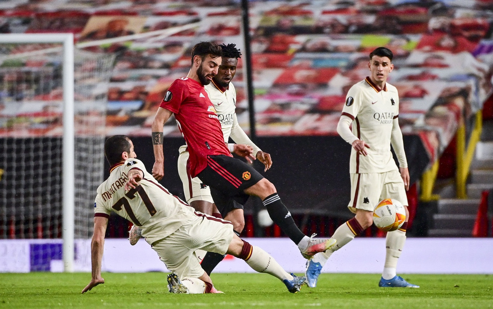 Saat AS Romas dibantai Manchester United 2-6 di leg pertama, 30 April 2021 lalu. (Foto: OfficialASRoma)