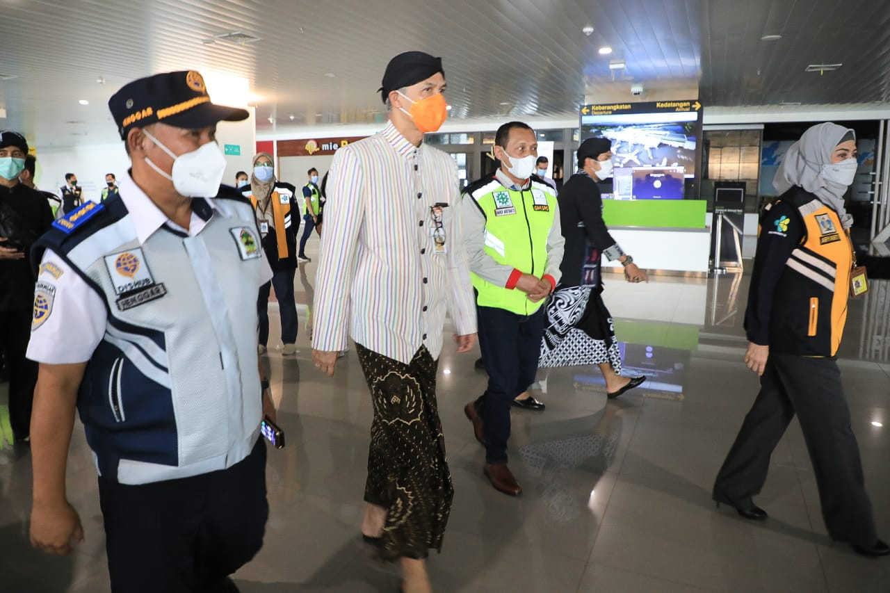 Ganjar Pranowo saat sidak ke Bandara A Yani, Semarang, Kamis, 6 April 2021. (Foto: Istimewa)