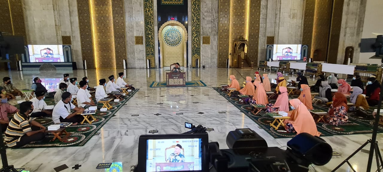 Kiai Marzuki Mustamar saat Pengajian di Masjid Al Akbar Surabaya. (Foto: Istimewa)