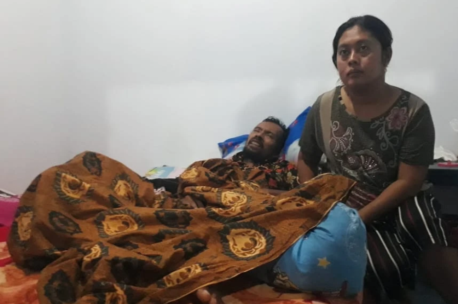 Juru kunci Makam Bung Karno, Nur Rockhim tergolek lemas di tempat tidurnya setelah menerima dua dosis vaksinasi Covid-19. (Foto: Choirul Anam/Ngopibareng.id)