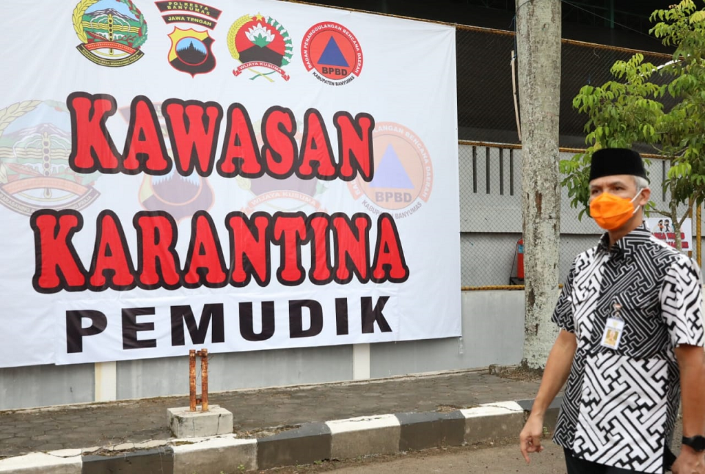 Gubernur Jawa Tengah, Ganjar Pranowo menyempatkan diri menengok sejumlah pemudik yang menjalani karantina di GOR Satria, Kabupaten Banyumas, Jumat 7 Mei 2021.  (Foto: Istimewa)