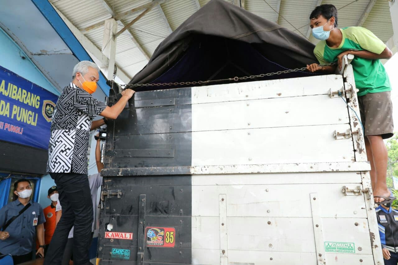 Gubernur Jawa Tengah Ganjar Pranowo memanjat bak truk untuk memeriksa apakah ada pemudik yang nekat bersembunyi di dalam truk. (Foto: Istimewa)