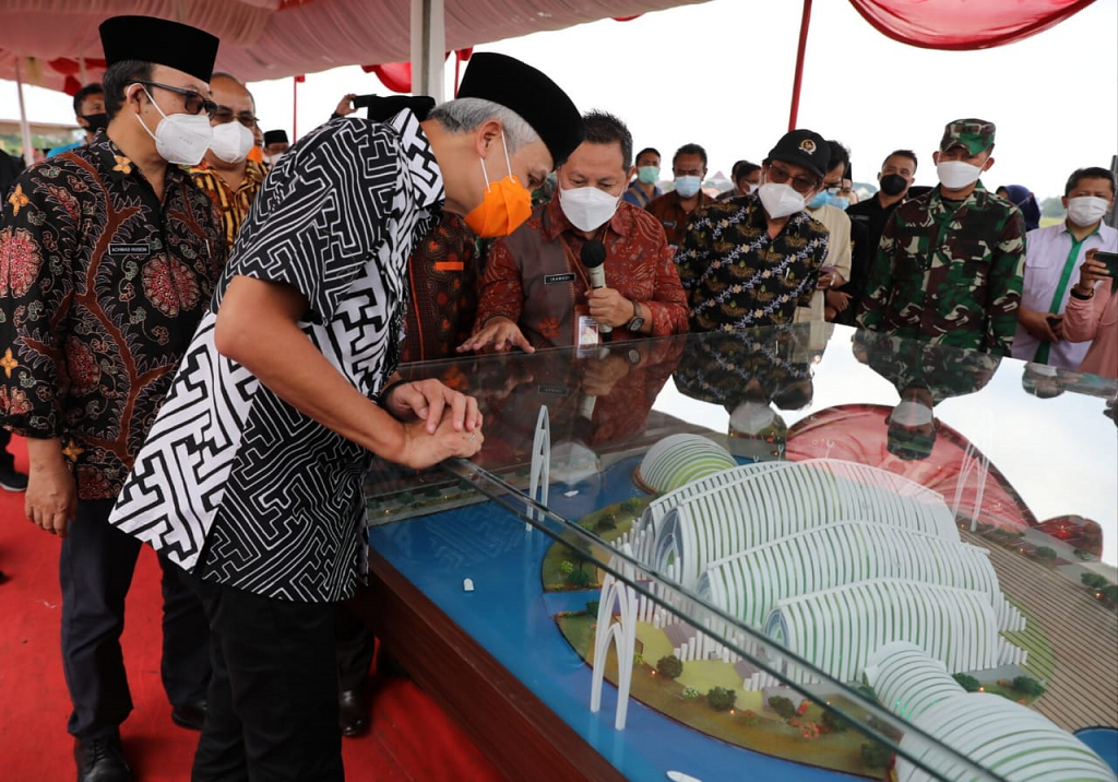 Gubernur Jawa Tengah Ganjar Pranowo saat melihat maket Masjid Agung Purwokerto. (Foto: Istimewa)