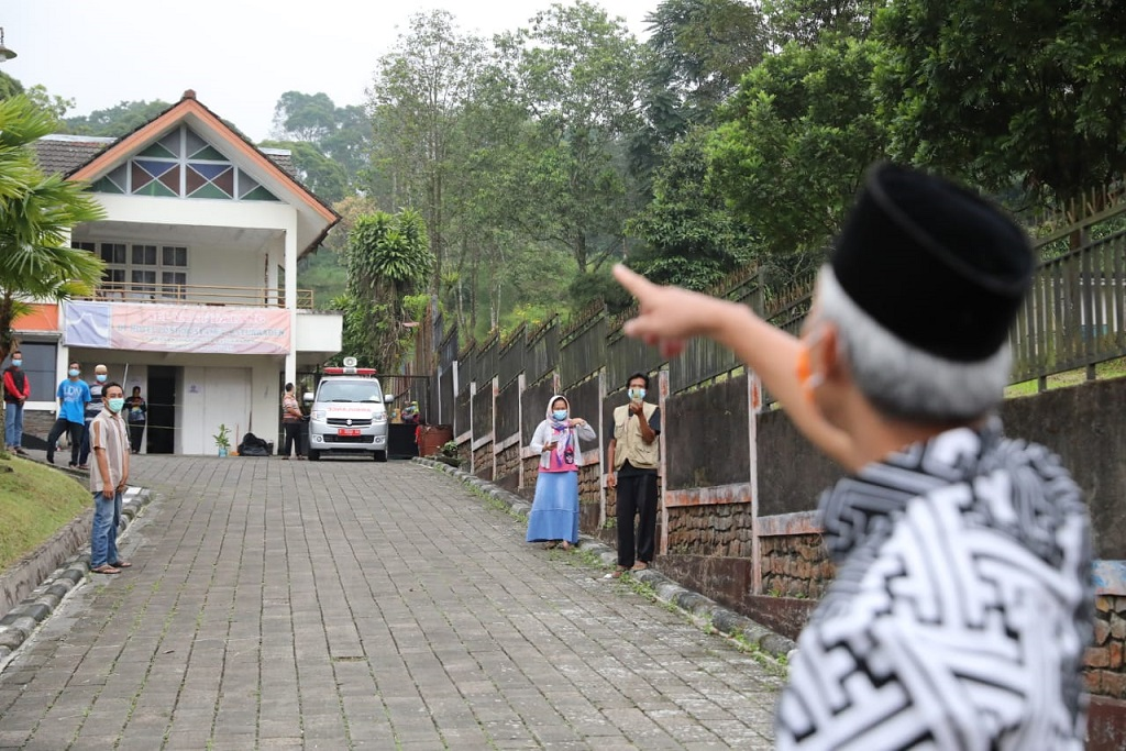 Ganjar Pranowo saat berbincang dari jauh dengan warga Banyumas yang tertular saat tarawih