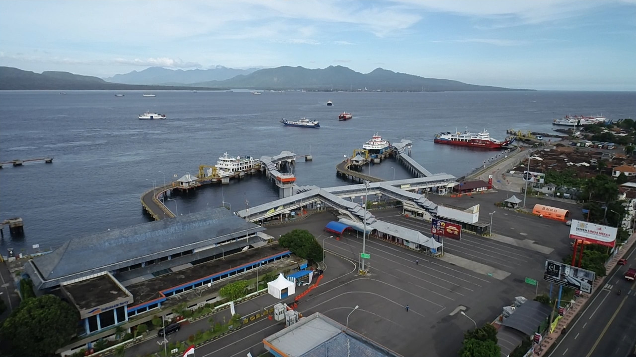 Dari pantauan udara, Pelabuhan Ketapang, Banyuwangi tampak lengang di hari kedua larangan mudik ini. (Foto: Istimewa)