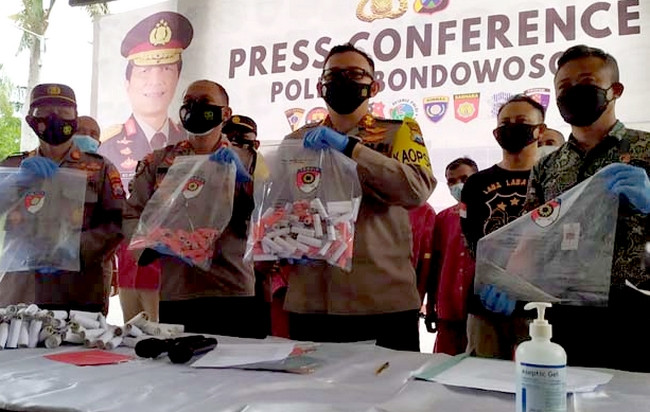 Polres Bondowoso menunjukkan BB bubuk mercon dan mercon rentengan dari lima pelaku penjual bubuk mercon yang ditangkap. (foto: guido/ngoipibareng.id)