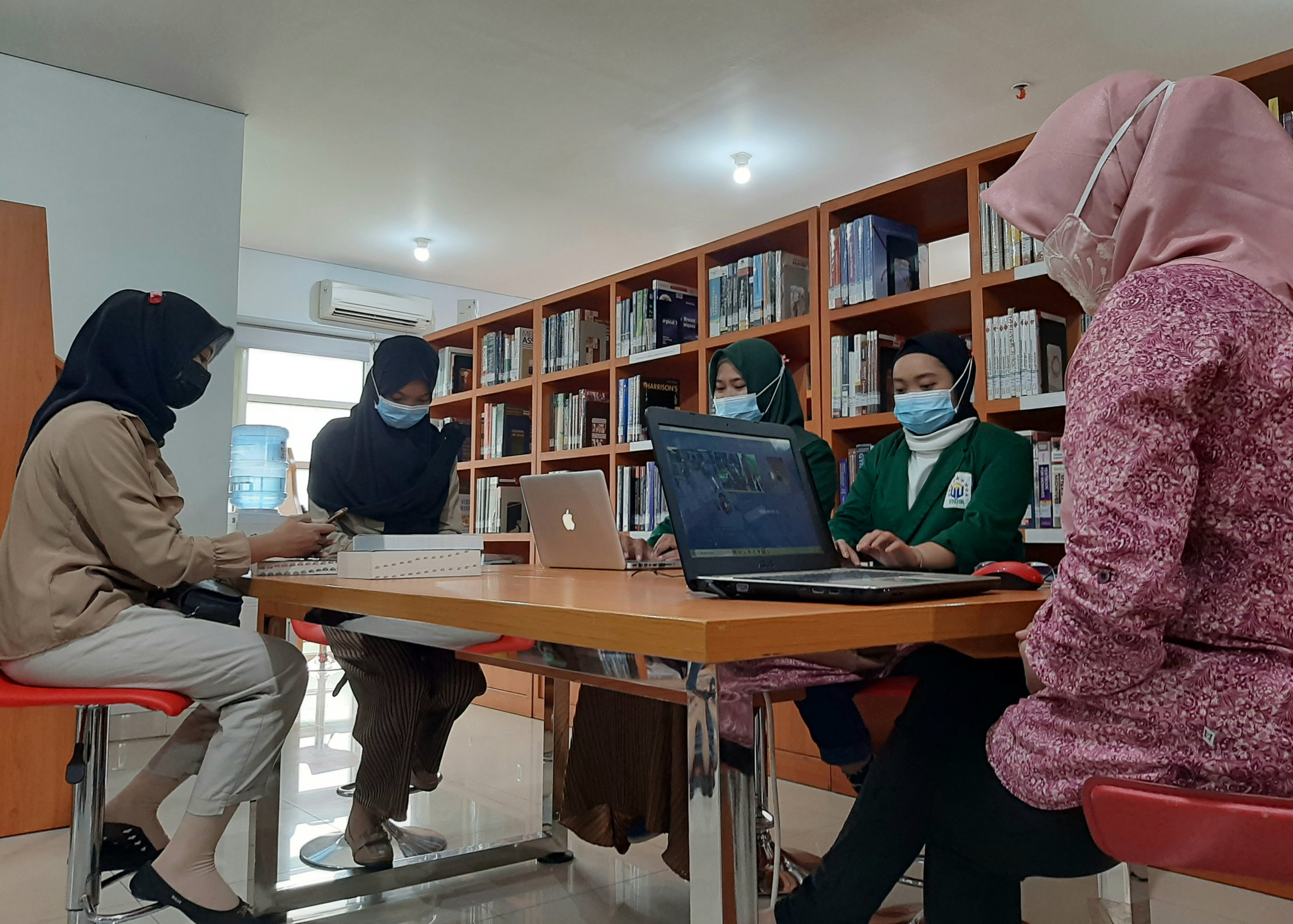 Pembelajaran daring dan tatap muka yang dilakukan Unusa. (Foto: Pita Sari/Ngopibareng.id)