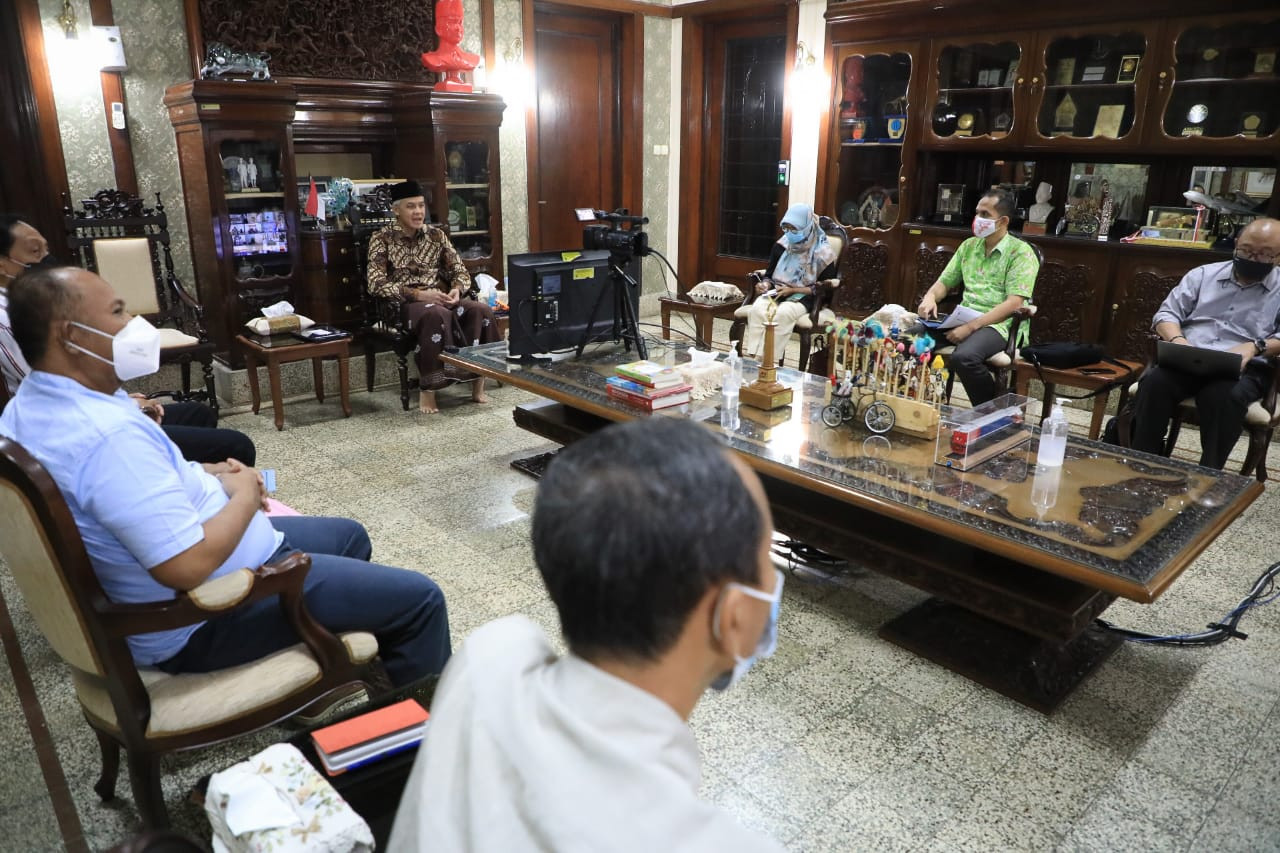 Gubernur Jawa Tengah, Ganjar Pranowo saat mengikuti Rapat Koordinasi yang dipimpin Menko Perekonomian secara virtual di rumah dinasnya, Sabtu 8 Mei 2021. (Foto: Istimewa)