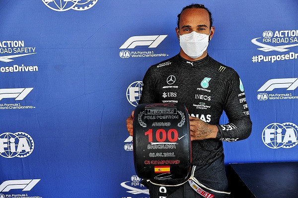 Pembalap Tim Mercedes AMG Petronas, Lewis Hamilton, pole position ke-100. (Foto: Twitter)