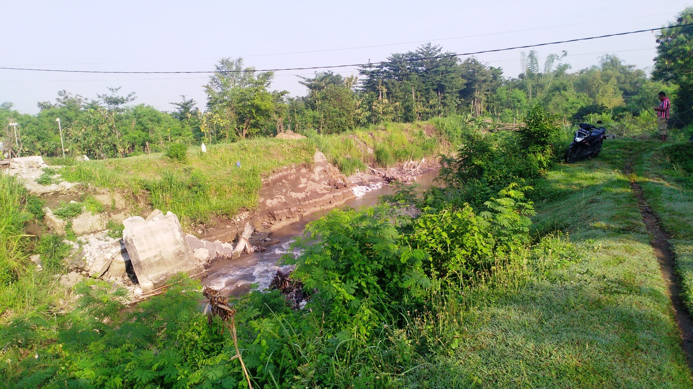 Kondisi jembatan ambruk di Sungai Konto yang melintasi Desa Brodot, Kecamatan Bandar Kedungmulyo, Kabupaten Jombang. (Foto: Mardiansyah Triraharjo/Ngopibareng.id)