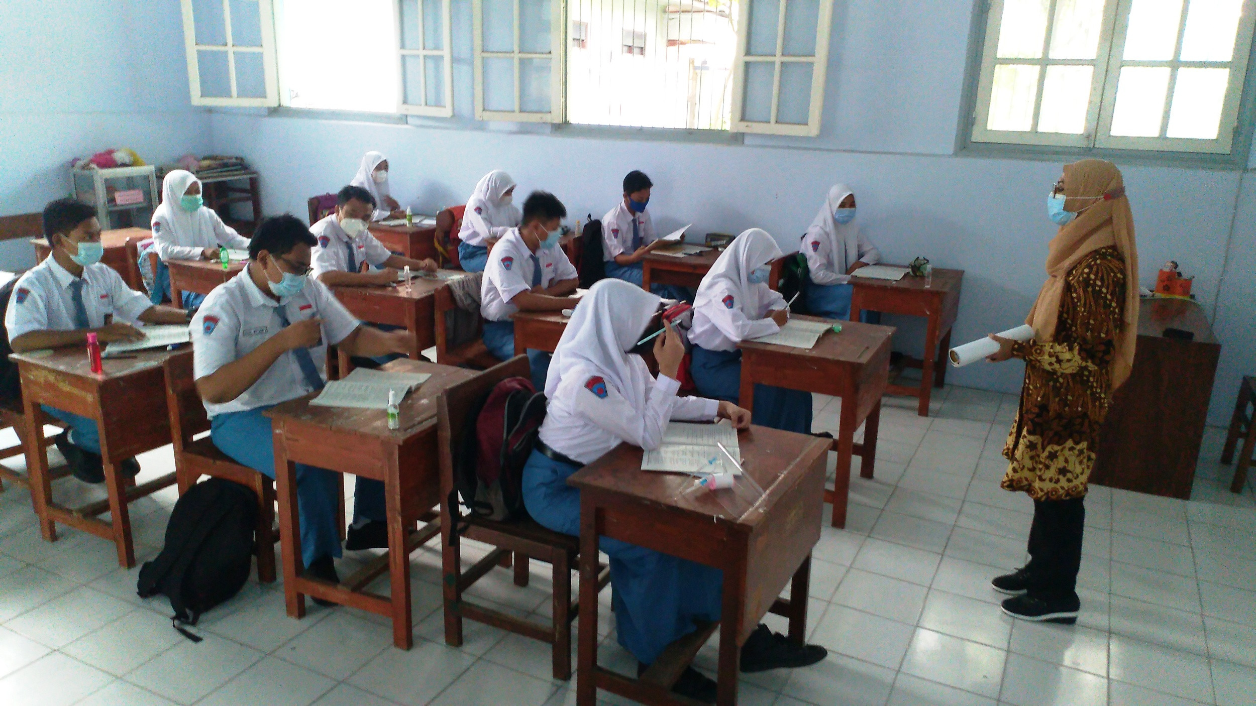 Ilustrasi aktivitas mengajar salah satu guru di SMA Negeri 3 Jombang saat kegiatan belajar tatap muka dibuka kembali beberapa waktu lalu. (Foto: Mardiansyah Triraharjo/Ngopibareng.id)