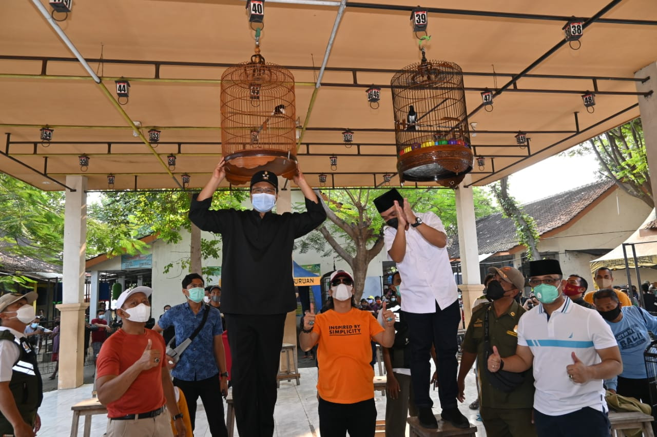 Walikota Pasuruan Saifullah Yusuf (Gus Ipul) melalukan inspeksi mendadak (sidak) ke lokasi lomba burung di Pasar Karangketug, Kota Pasuruan, Sabtu, 8 Mei 2021 sore. (Foto: Istimewa)