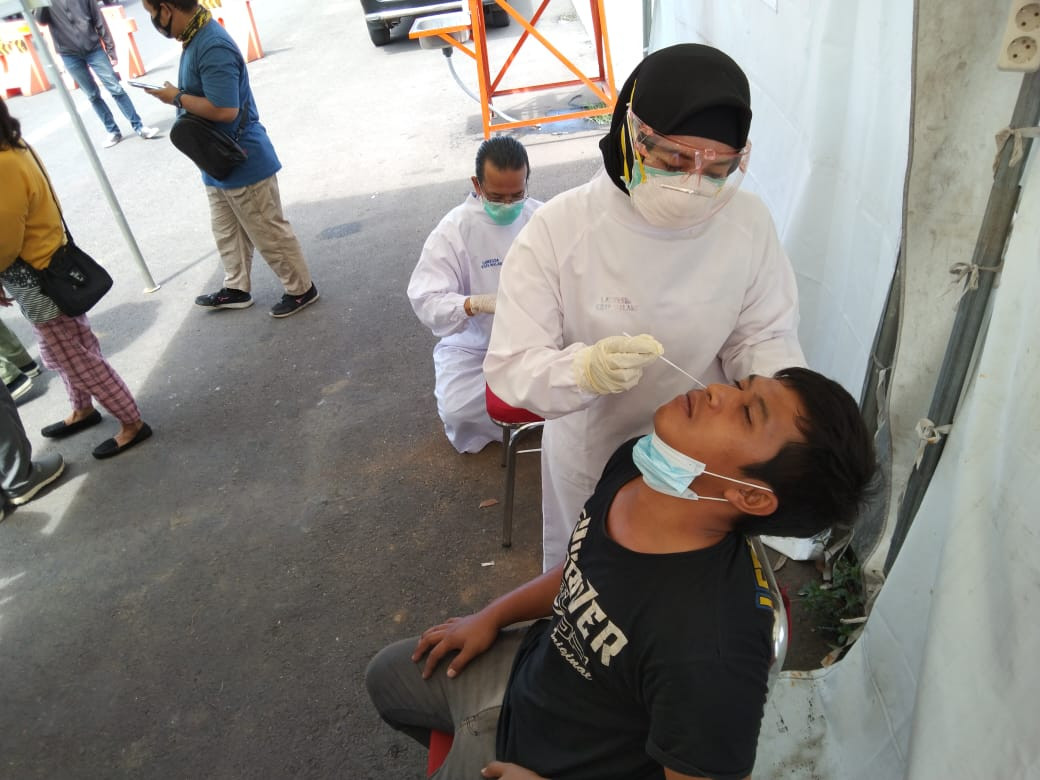 Salah satu pengendara yang dilakukan uji usap antigen Covid-19 di Exit Tol Madyopuro, Kedungkandang, Kota Malang (Foto: istimewa)