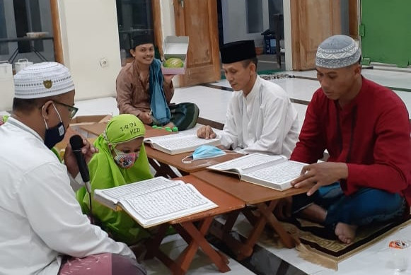 Melaksanaan Tadarus Al-Quran bersama di Musala Kampung, di antara ikhtiar melakkan ibadah Ramadhan yang terbaik. (Foto: Istimewa)