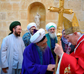 Paus Benedict XVI bertemu dengan Mursyid Tarekat Naqsyabandiyah Dunia, Syaikh Mehmen Nazim Adil di sebuah gereja di Cyprus. (Foto: Istimewa)