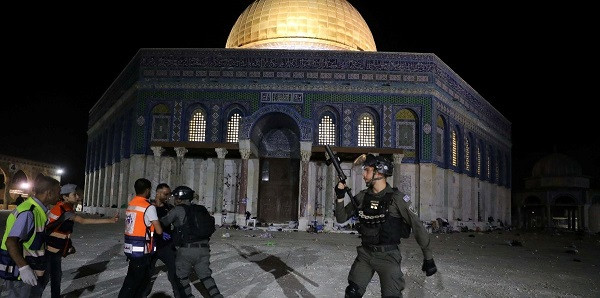Polisi Israel bentrok dengan warga yang itikaf di Masjid Al-Aqsa. (Foto: Istimewa)