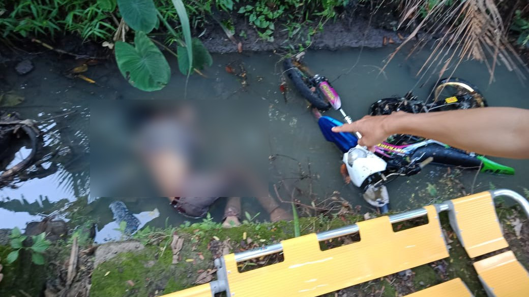 Korban tergeletak di sungai beberapa meter dari motornya.  Korban diduga mengalami kecelakaan tunggal (foto:istimewa)