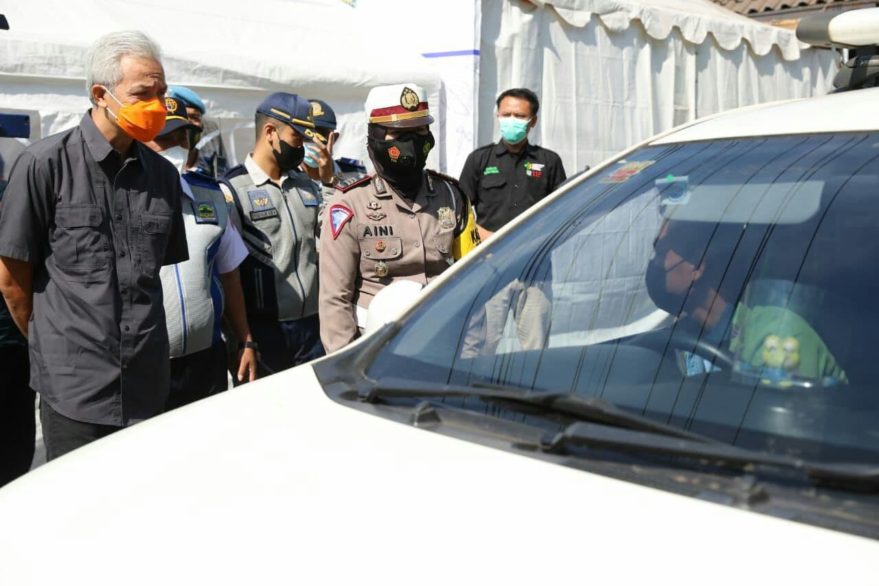 Gubernur Jawa Tengah Ganjar Pranowo memeriksa penyekatan di Terminal Tegal. (Foto: istimewa)