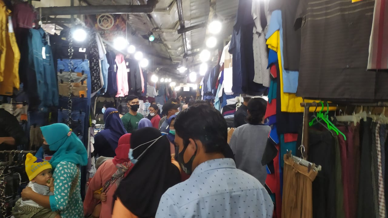Pengunjung pasar Benpas Mojokerto membludak jelang lebaran Idul Fitri. (Foto: Dani Lukmantara/Ngopibareng.id)