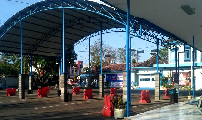 Terminal Bondowoso sepi, tidak ada bus dan penumpang sejak diberlakukan larangan mudik Idul Fitri 1442 Hijriah. (Foto: Guido Saphan/Ngopibareng.id)