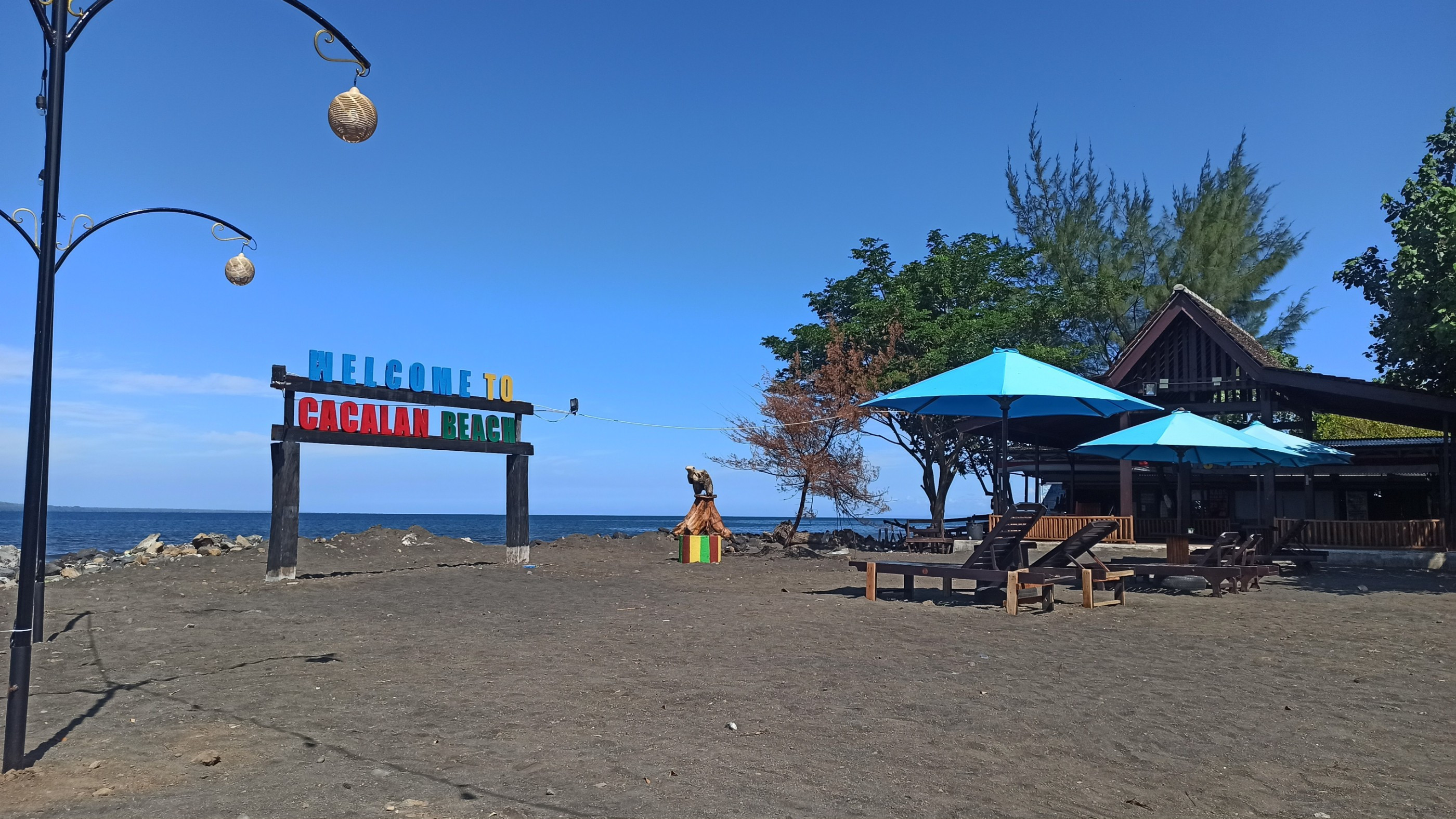 Pantai Cacalan, salah satu destinasi wisata alam di Banyuwangi yang menyuguhkan keindahan panoram laut selat Bali dengan latar Belakang pulau Bali (foto:Muh Hujaini/Ngopibareng.id)