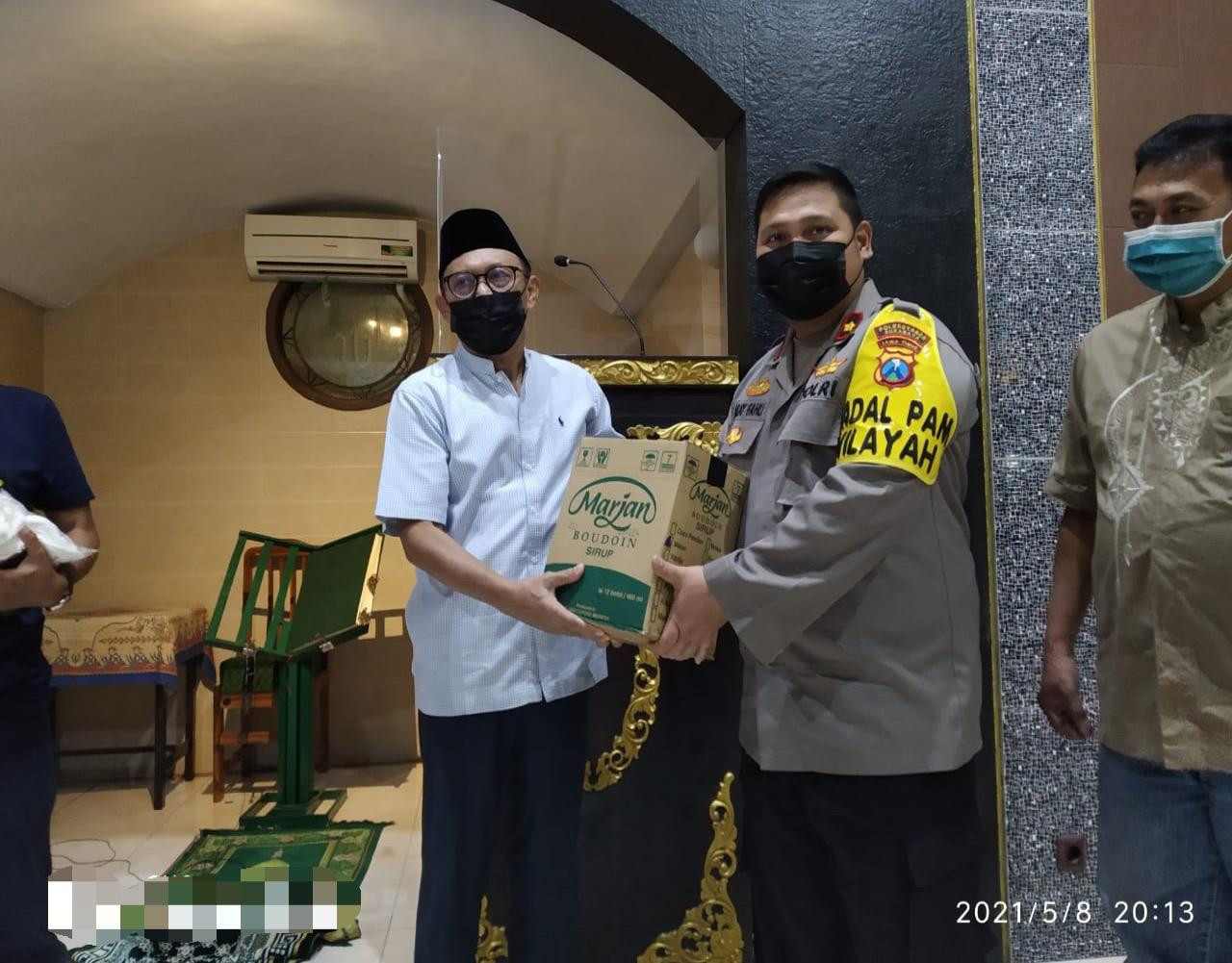 Kapolsek Gubeng Kompol Akay Fahli ketika memberikan reward ke Masjid di Bratang Binangun, Surabaya. (Foto: Humas Kapolsek Gubeng)