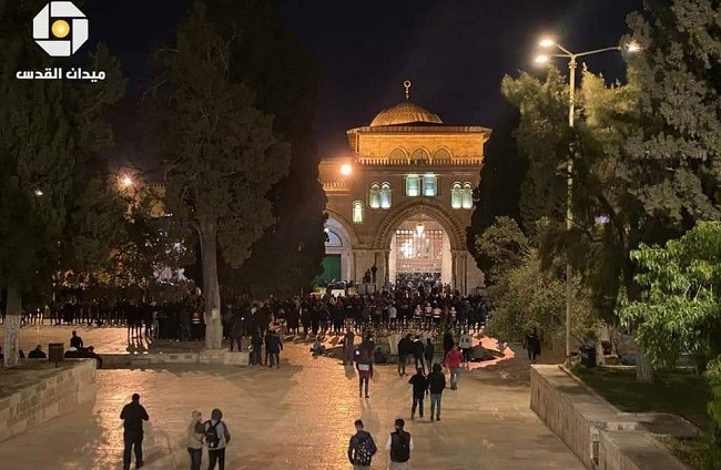 Masjidil Aqsha di Yerusalem menjadi tujuan umat Muslim mencari Malam Lailatul Qadar. Sayang, aksi brutal Isreal mencederai malam penuh berkah ini. (Foto: reuters)