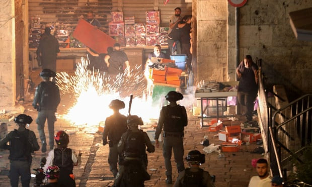 Aksi Polisi Israel makin mengganas dan brutal di Masjid Al-Aqsha, Yerusalem. (Foto: reuters)