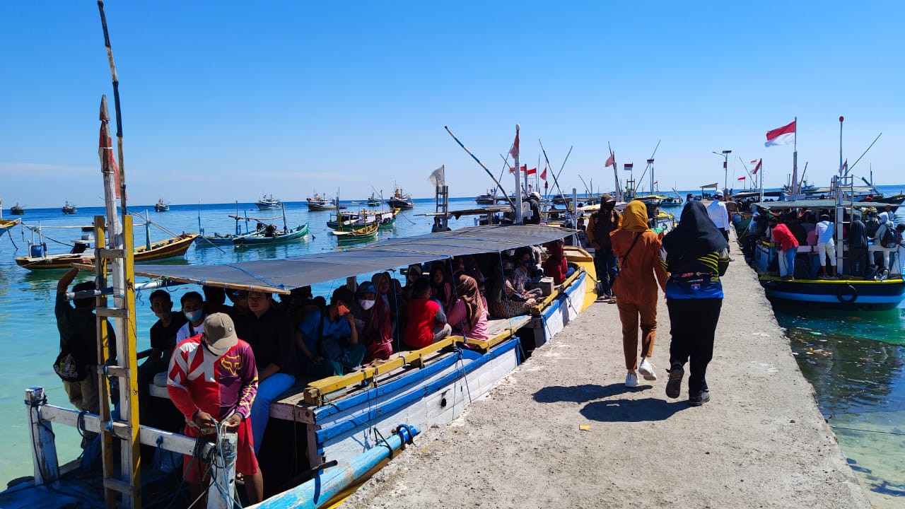 Warga Pulau Giliketapang, Kabupaten Probolinggo dengan naik perahu penyeberangan menuju Kota Probolinggo pada tanggal 27 Ramadhan (petoklekoran). (Foto: Ikhsan Mahmudi/Ngopibareng.id)