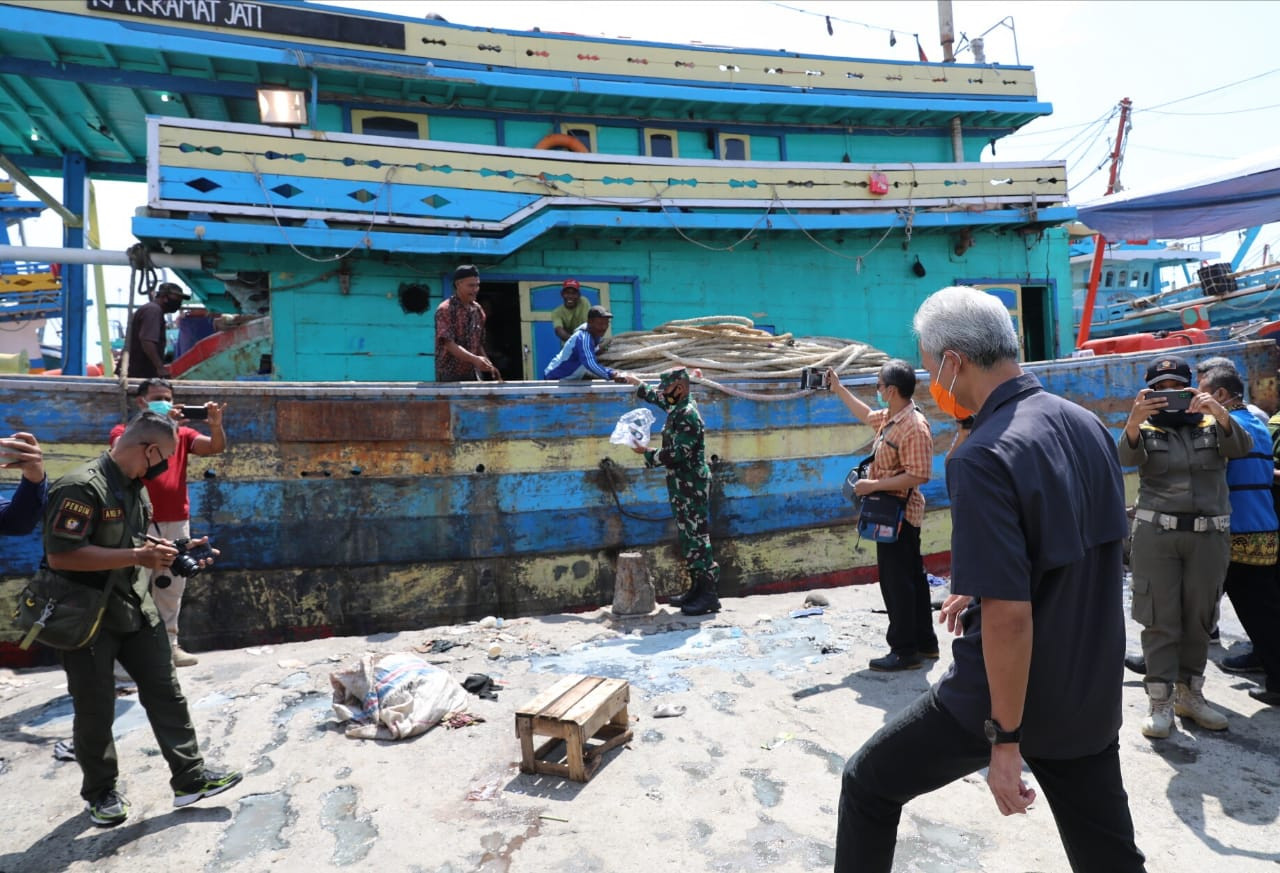 Ganjar meninjau pelabuhan perikanan Tegalsari, Kota Tegal. (Foto: Dok Prov Jateng)