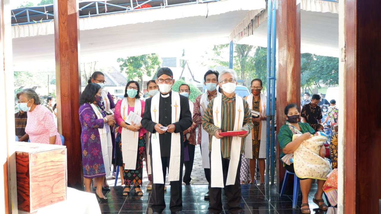 Unduh-unduh yang digelar di Gereja Kristen Jawi Wetan (GKJW) Ngoro, Minggu 9 Mei 2021. (Foto: Mardiansyah Triraharjo/Ngopibareng.id)