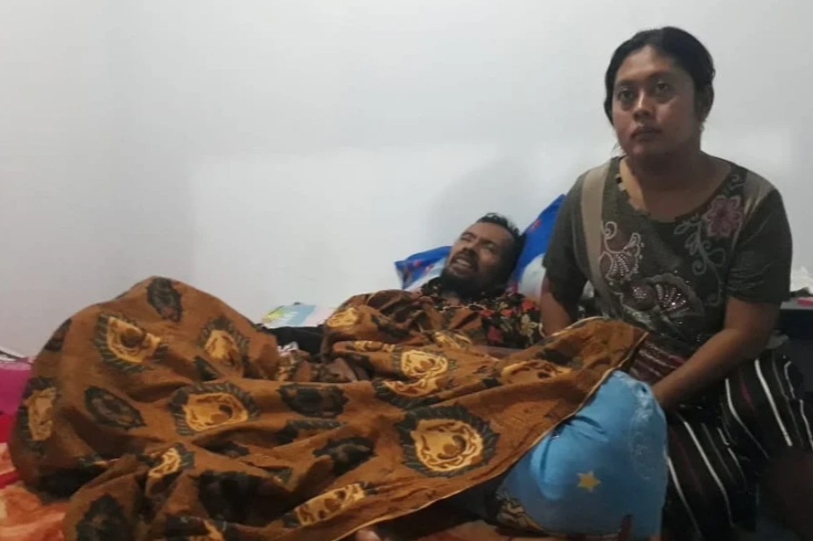 Nur Rockhim, salah satu juru kunci Makam Bung Karno di Blitar, diduga mengalami kelumpuhan usai vaksin Covid-19 dosis kedua. (Foto: Choirul Anam/Ngopibareng.id)
