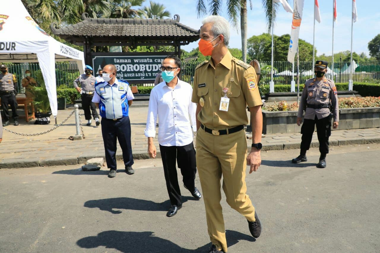 Gubernur Jawa Tengah Ganjar Pranowo meninjau Candi Borobudur yang ditutup selama libur lebaran. (Foto: Istimewa)