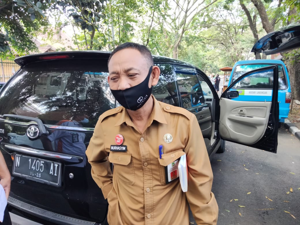 Kepala Dinas Sosial (Dinsos) Kabupaten Malang, Nur Hasyim saat ditemui di kompleks Balaikota Malang. (Foto: Lalu Theo/Ngopibareng.id)