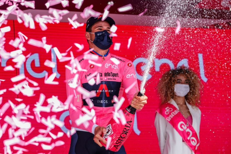 Filippo Ganna (Ineos  Grenadier) kenakan maglia rosa setelah etape 1 time trial berakhir