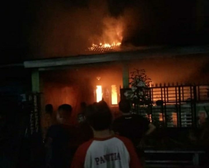 Seorang remaja yang tinggal di kawasan perumahan Kecamatan Candi, Sidoarjo nekat bakar rumah tetangganya gara-gara game online. (Foto: Twitter)