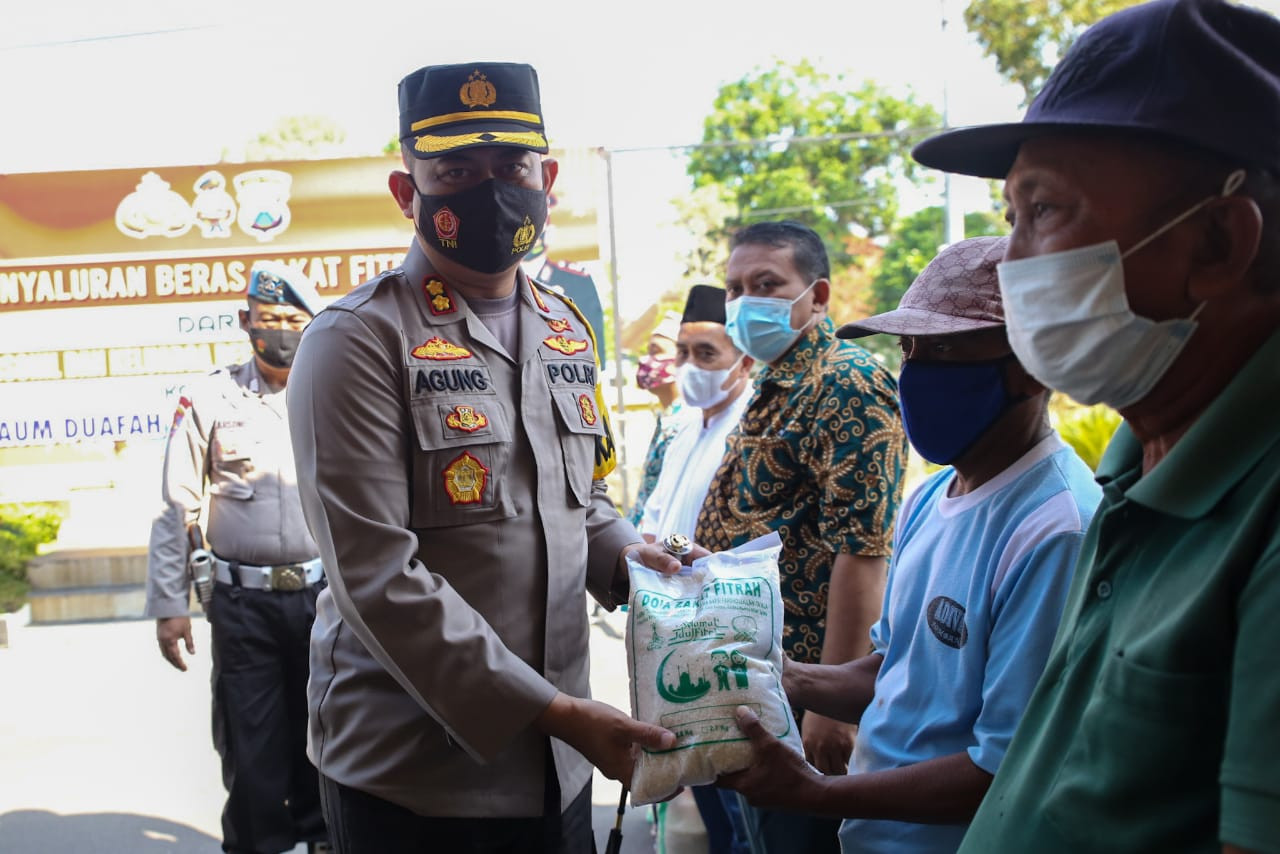 Kapolres AKBP Agung Setyo Nugroho menyerahkan paket sembako kepada salah satu warga kurang mampu di depan Mapolres Jombang. (Foto: Istimewa)