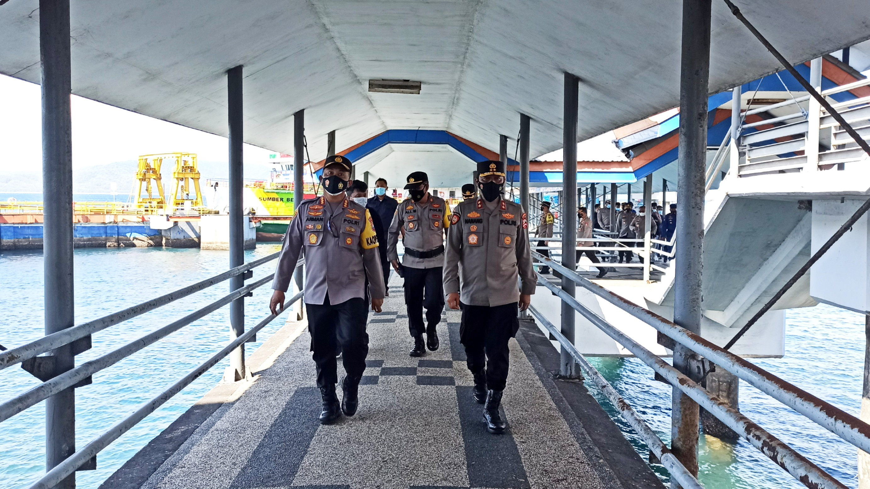 Kakorsabhara  Baharkam Polri Irjenpol Nanang Avianto mengecek pelabuhan Ketapang dalam rangka supervisi operasi Ketupat (foto:Muh Hujaini/Ngopibareng.id)