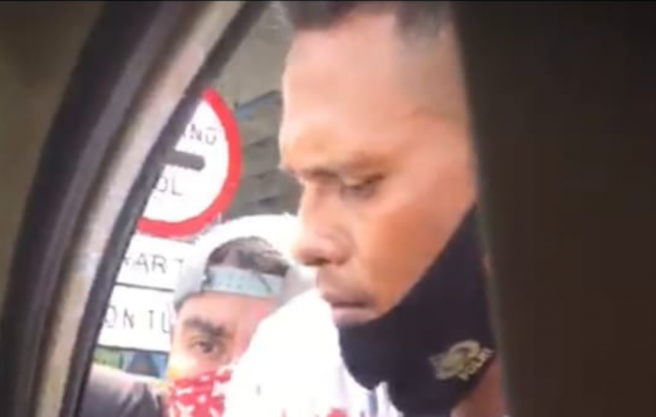 Tangkapan layar video viral di media sosial dengan narasi mobil anggota TNI AD dikerubuti oleh sekelompok mata elang di Koja, Jakarta Utara, Kamis 6 Mei 021. (Foto: Antara/Instagram)