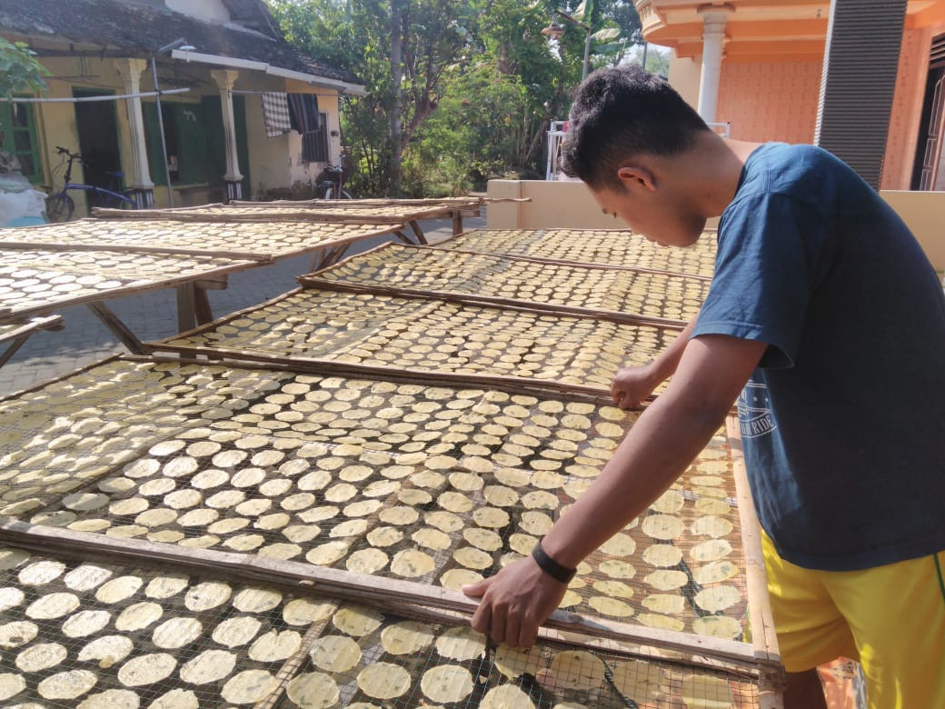 Aktivitas produksi opak atau samiler di Desa Kayangan, Kecamatan Diwek, Kabupaten Jombang, Jawa Timur. (Foto: Istimewa)