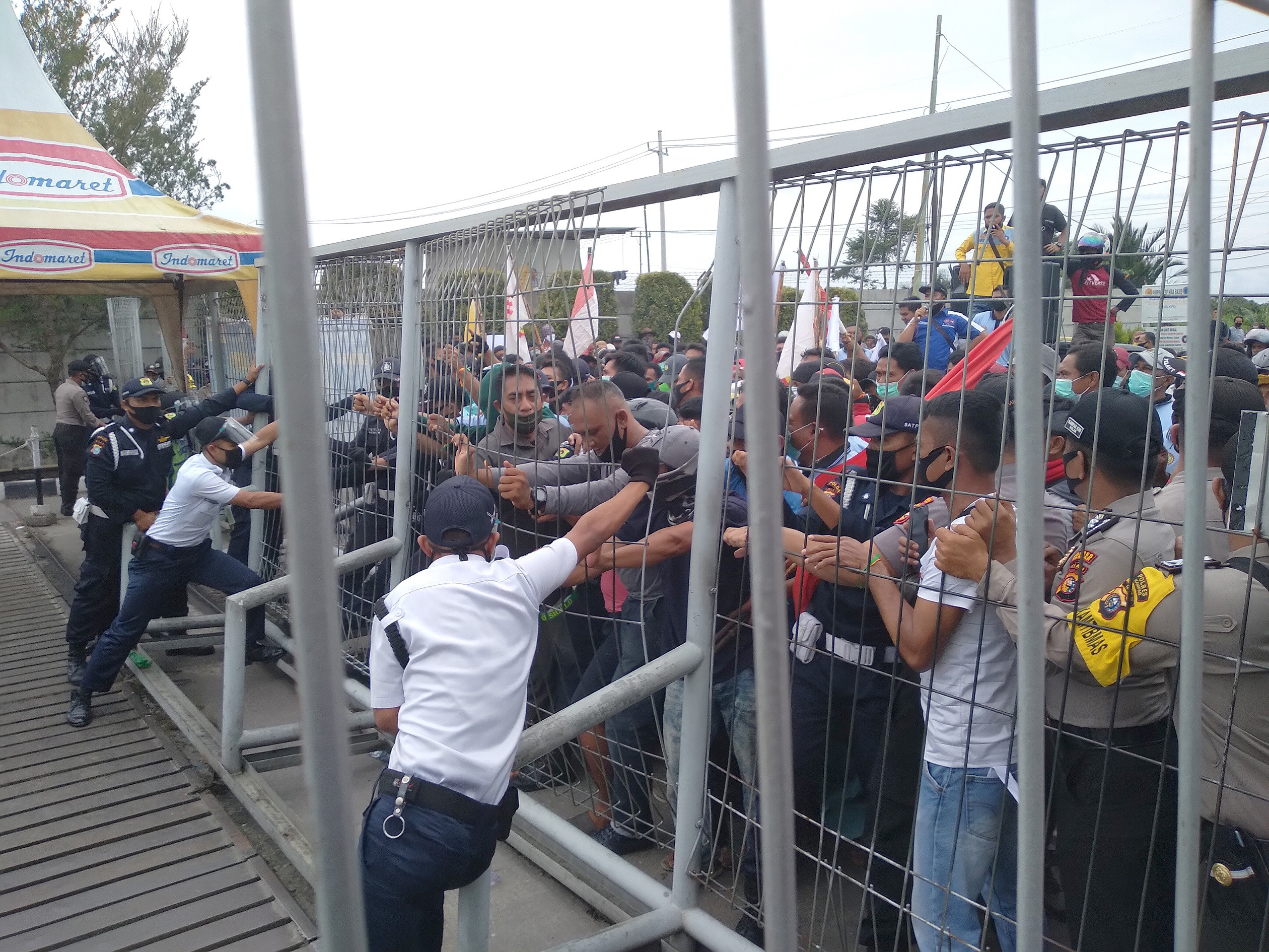 Buruh Indomaret yang sedang melakukan aksi menuntut THR dibayar penuh. (Foto: Istimewa)
