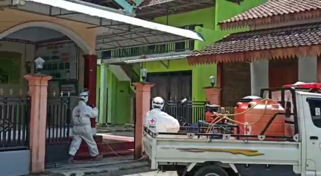 Petugas melakukan penyemprotan disinfektan di salah satu masjid di Rusun Yudomulyo, Desa Ringintelu, Kecamatan Bangorejo Banyuwangi sebagai persiapan jika diizinkan melaksanakan salat idul Fitri berjamaah (foto:istimewa)