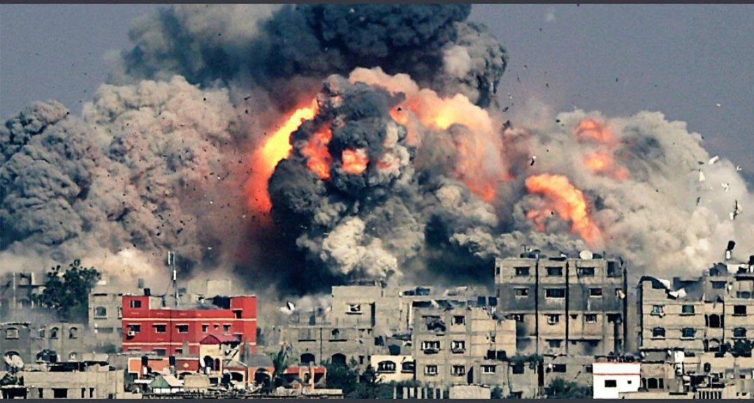 Api dan kepulan asap di Gaza saat serangan bom udara Israel terjadi. (Foto: Istimewa)