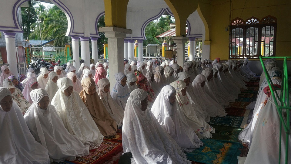 Ilustrasi jemaah Syattariyah Habib Muda Seunagan Aceh melaksanakan ibadah salat Idul Fitri. (Foto: Istimewa)