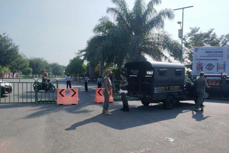 Petugas menutup jalur di Simpang Lima Gumul Kediri untuk antisipasi malam takbiran. (Foto: Ant)